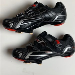 Men bicycle shoes, specialized clamps into pedals